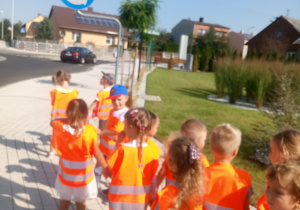 dzieci przyglądają się znakom drogowym